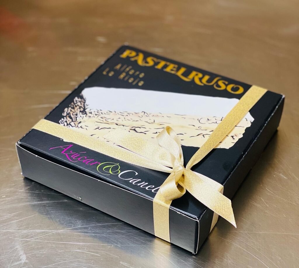 Pasteles Rusos de Alfaro artesanales presentados sobre fondo oscuro