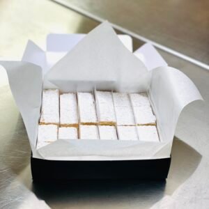 Caja abierta con 12 Pasteles Rusos de Alfaro artesanales de Azúcar&Canela