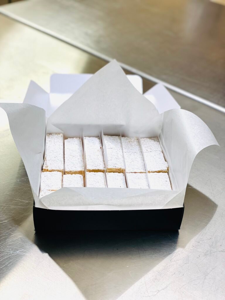 Caja abierta con 12 Pasteles Rusos de Alfaro artesanales de Azúcar&Canela